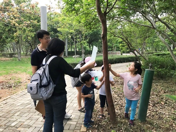 Every family received one backpack,which includes a picture book of one type of plants,a magnifier, and other tools