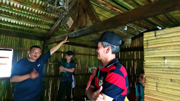 由當地居民介紹太魯閣族居家擺飾的文化意涵 (太魯閣國家公園管理處提供)