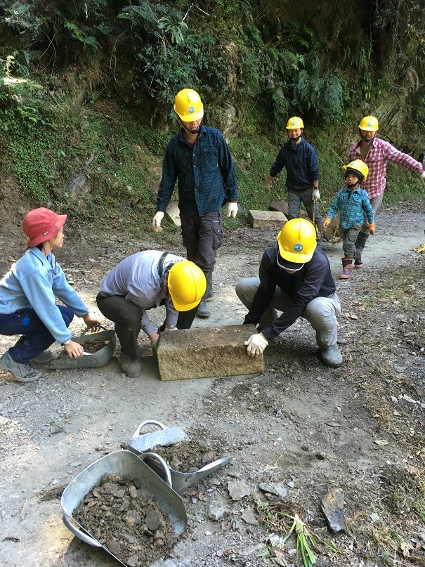 大家分工合作搬運石塊 