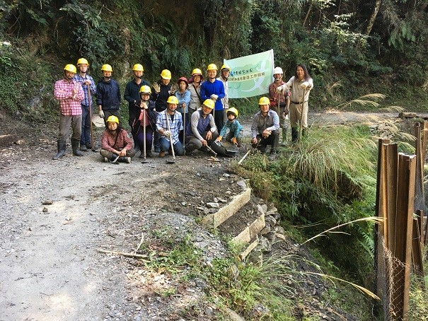 跟夥伴們一起手作步道是極其幸福的回憶