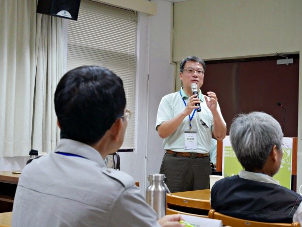 各國家公園管理處代表上臺講述過往執行經驗 本照片為陽明山國家公園管理處秘書張順發主講  (國家公園電子報編輯小組提供)