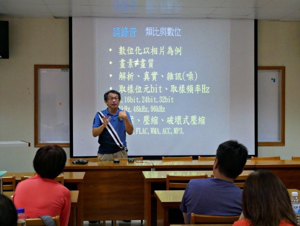 A skilled field recording professional Hsueh Yong-Chih spoke the students about the basics of sound and recording