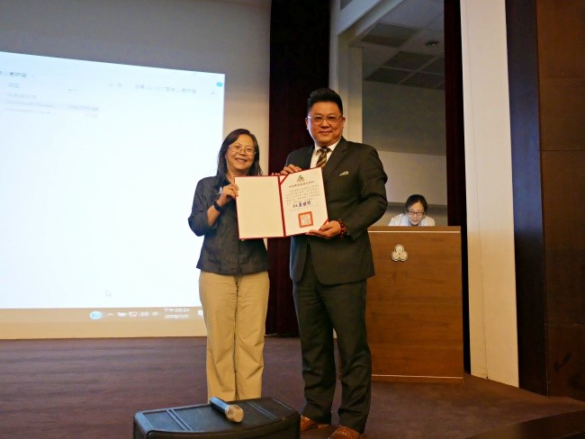 內政部營建署主任秘書陳貞蓉(左) 頒發感謝狀給國立高雄餐旅大學 副校長劉喜臨 (右)  (國家公園電子報編輯小組提供)