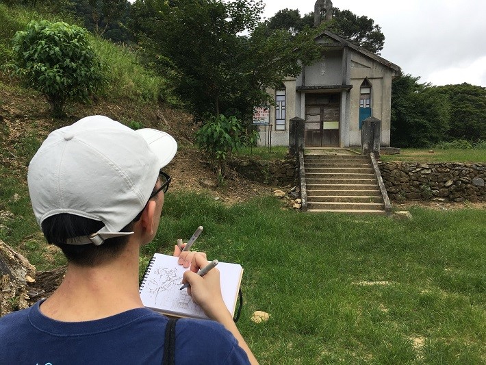 學員以手繪的方式記錄大禮教堂  (太魯閣國家公園管理處提供)