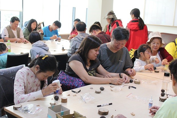 Families worked together to craft a cute Taiwan macaque out of seeds and wood chips