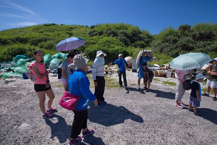 A visit to the island's garbage dump was arranged