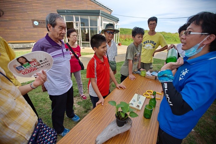 Participants were making sea garbages to flower pots