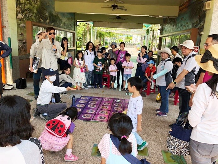 在鎮海國小廣場進行攻防戰遊戲， 針對當天的導覽總複習 (台江國家公園管理處提供)