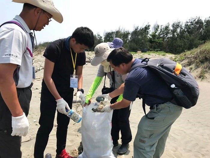 當天安排淨灘活動，透過實作增強生態保育意識  (台江國家公園管理處提供)