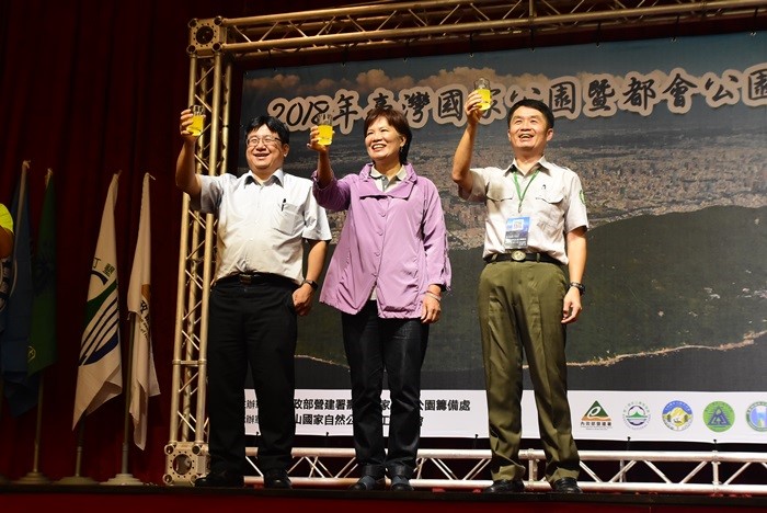 活動首日晚宴舉杯祝福此次大會順利成功， 由左而右分別為營建署署長吳欣修、 內政部次長林慈玲及壽山處主任許亞儒 (壽山國家自然公園籌備處提供)