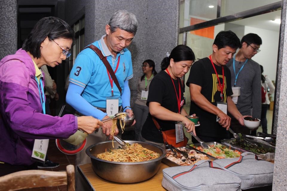 學員自備環保餐具，吃多少拿多少 實踐無痕山林運動 (墾丁國家公園管理處提供)