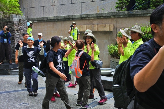 志工夥伴陸續報到，受到主辦單位熱情歡迎  (壽山國家自然公園籌備處提供)