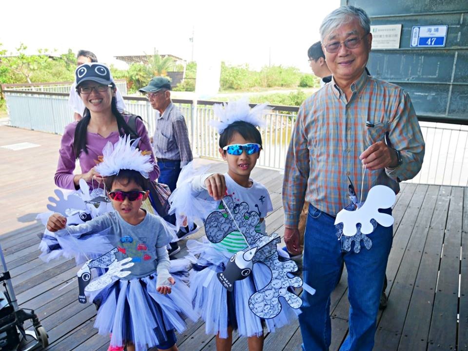 穿戴黑琵裝，手作「飛翔黑琵」紙卡 成為開心的半日黑琵  (國家公園電子報編輯小組提供)