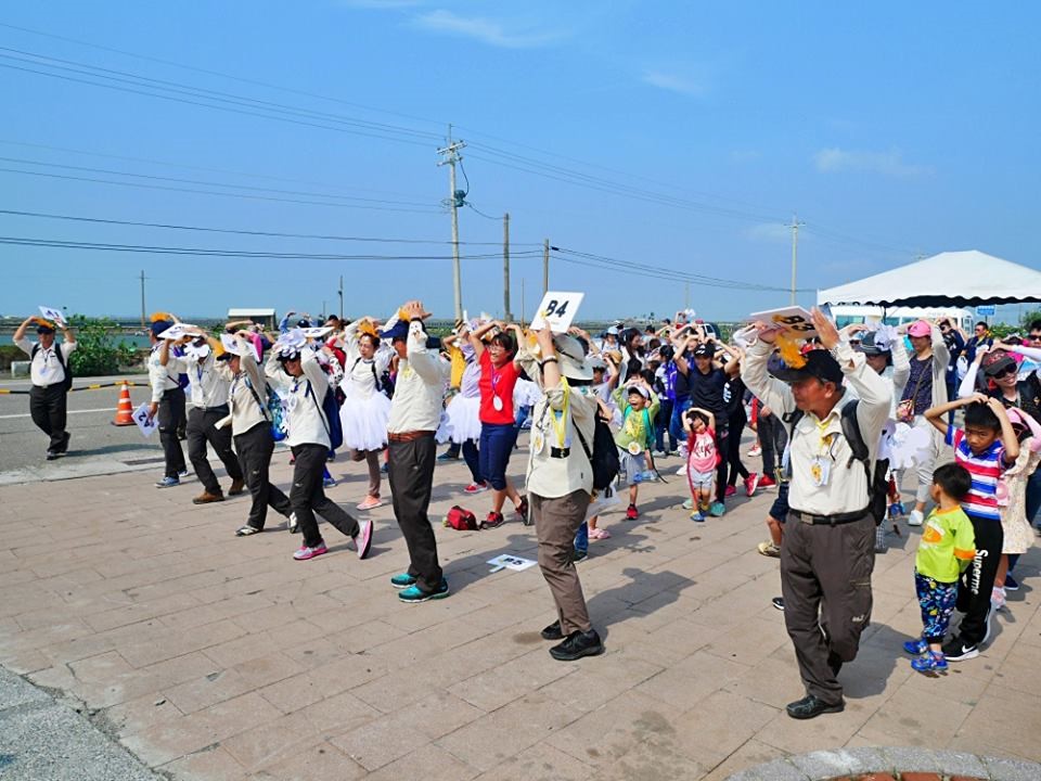 解說志工們帶領民眾大跳「黑琵操」  (國家公園電子報編輯小組提供)