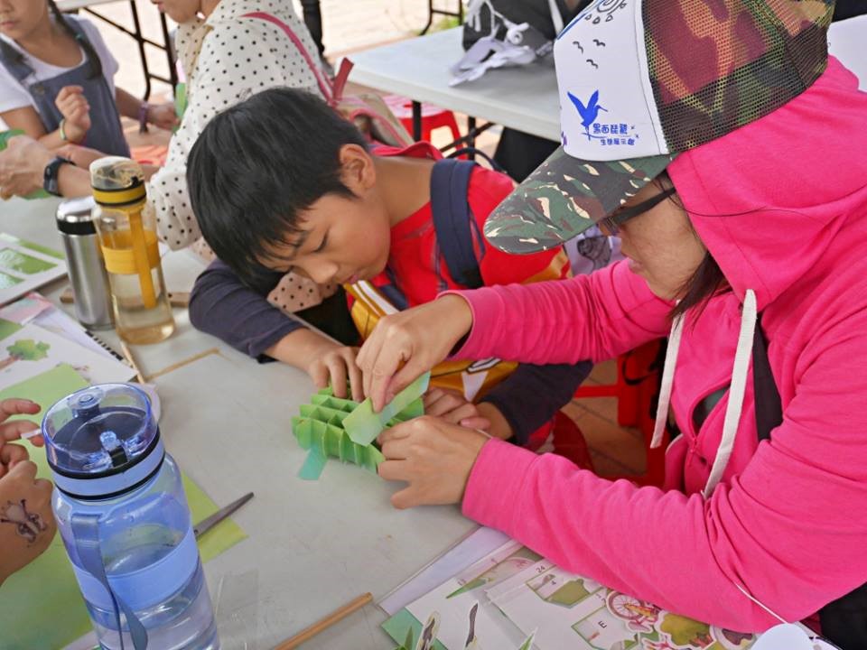 大人小孩一起動手組裝  「與琵同樂立體卡片」 (國家公園電子報編輯小組提供)