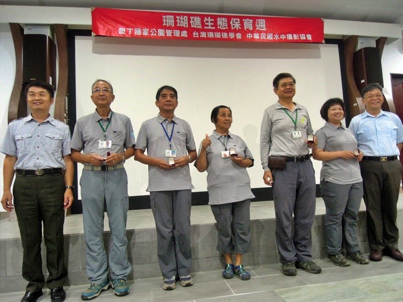 墾管處處長李登志(右1)頒發績優志工獎項 (墾丁國家公園管理處提供)