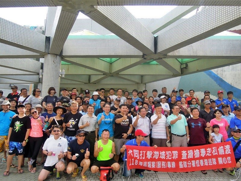 About 100 volunteers and local residents gathered on April 28. They worked together to clean up marine debris, maintaining a good marine ecological environment.