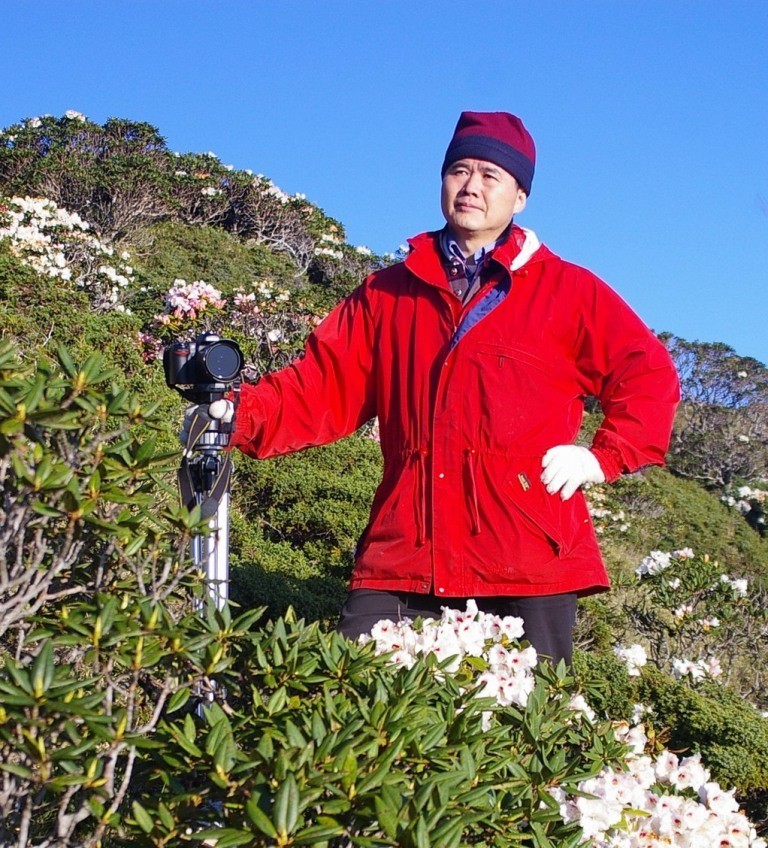 從小常穿梭於山林之間， 熟悉山也愛山，時常為了攝影登山