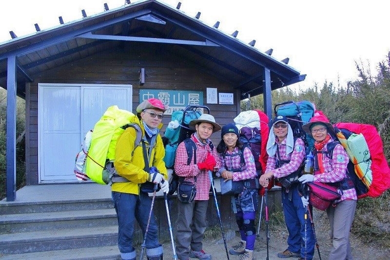 夥伴齊心協力將垃圾搬下山