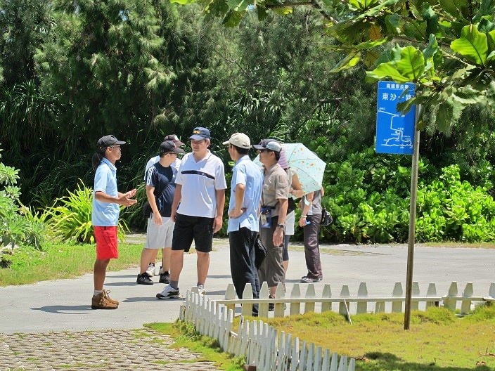 在東沙島上為參訪人員進行解說