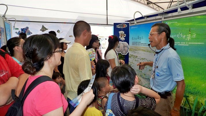 在海管處攤位為民眾解說東沙島生態概況