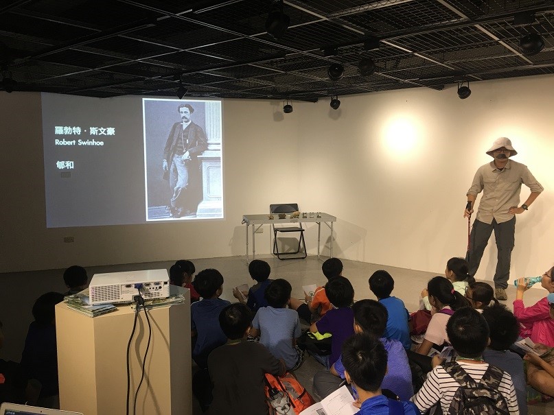 In order to let the students get a glimpse of the background of the naturalist Robert Swinhoe, the event opened with performance art at the Shoushan National Park Headquarters.