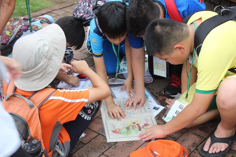 the students must carefully collect the clues of each mission task, relying on mutual assistance and cooperation