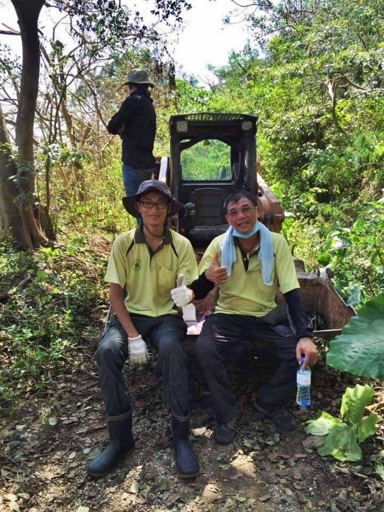 跟志工夥伴一起整理環境