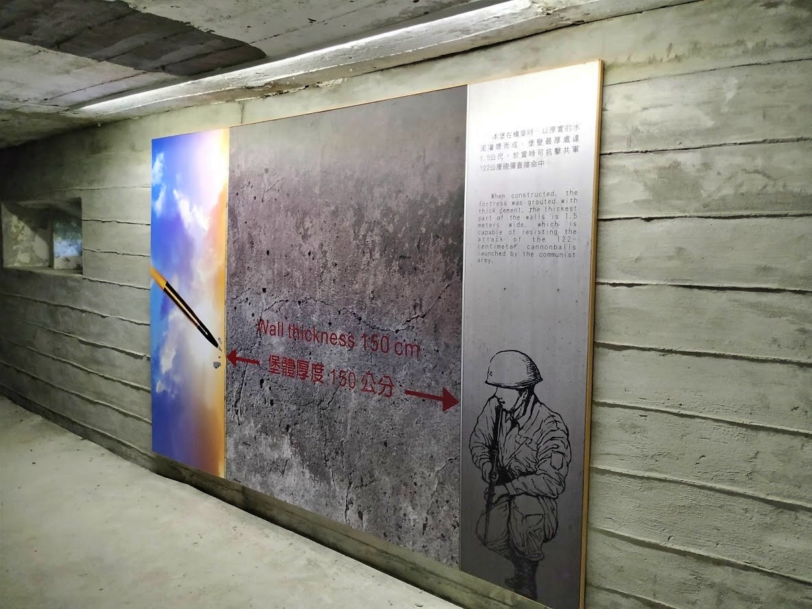 The Kinmen National Park Administration has set up an exhibition on the second floor of the Boat-Shaped Fortress that introduces the special battlefield historical background of Kinmen.