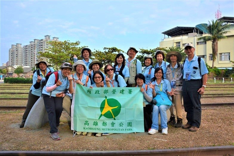 我體悟到若是想要長久扮演志工角色， 須具備一顆熱誠服務的心， 以及無所求的犧牲奉獻精神