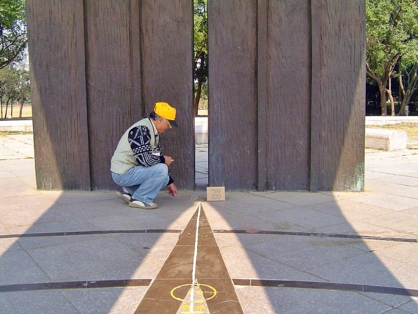 太陽斜射最長的冬至中天時間的投射 (高雄都會公園管理站提供)