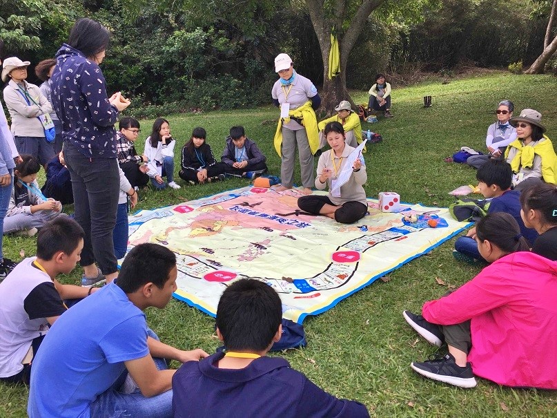 「愛旅行的鷹」透過大富翁遊戲， 瞭解灰面鵟鷹的旅行過程  (墾丁國家公園管理處提供)