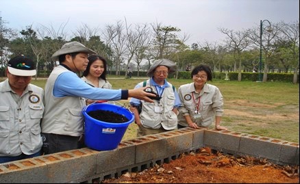 我因本業學微生物，擅長菌種培育工作， 所以協助大家運用老祖宗的方法， 將自然資源循環再利用