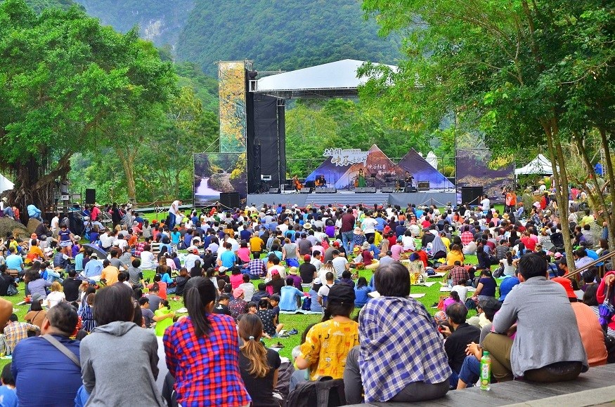 太魯閣臺地席地而坐， 在蟲鳴鳥叫中欣賞動人曲目  (太魯閣國家公園管理處提供)