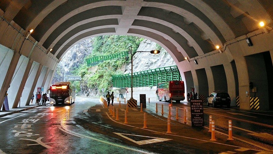 由於腹地狹窄，步道入口處並無劃設停車位， 太管處鼓勵使用大眾交通工具前往九曲洞步道  (太魯閣國家公園管理處提供)