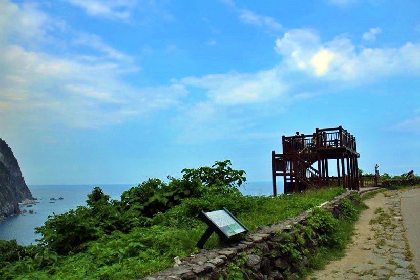 沿步道行至臨海路段有觀景平臺， 從這裡往北及往南望去都是清水斷崖  (太魯閣國家公園管理處提供)