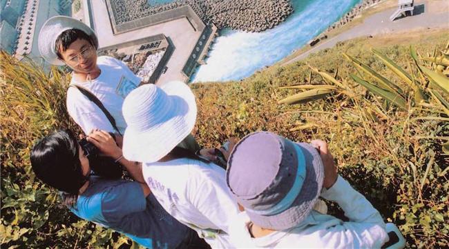 The picture shows that Prof. Ying Wang led the students to watch birds in Jiufen in 2003