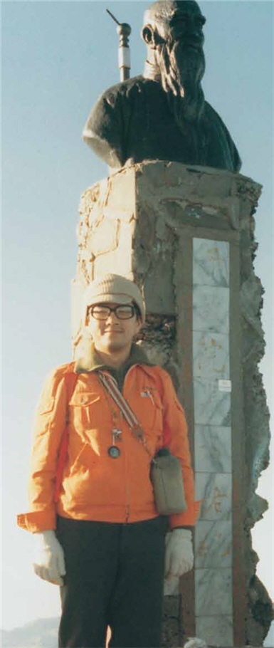 Weng elaborated mostly on his ideas and concerns over the mountains in his words. The photo was taken when he reached Mt.Jade Main Peak in 1981