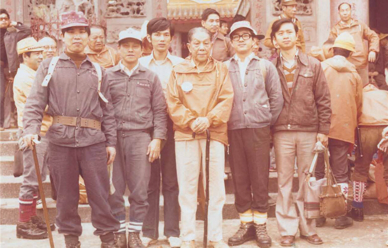 Weng (second from the right) took photo with General Sen Yang (midde)