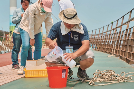 學員們實地觀測濕地溶氧、鹽度、流量及流速等變化／國家公園
署 提供