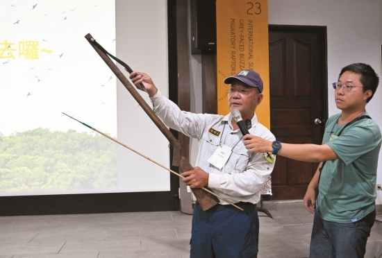 里德社區巡守隊夥伴介紹早期的獵具，過去的獵鷹人如今是護鷹
人／墾管處 提供