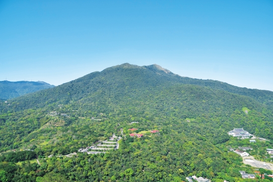 登紗帽山步道觀七星山稜線／神秘旭 攝