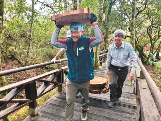  與志工們不辭勞苦維護觀霧山椒魚試驗棲地（右為彭文
禮）／雪管處 提供