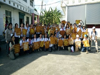 Volunteers presented their progress on vegetable dyes.