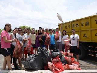 藉由參與海洋淨灘活動，才更能體會隨手製造垃圾，將對海洋造成多大的傷害。