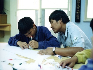 Lin Yuan-Yuan instructing children in a natural eco camp.