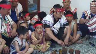 Lin Yuan-Yuan (center) promoting Bunun culture.