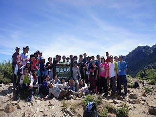 攀登雪山東峰，在山林裡為自己的青春留下美麗的印記。