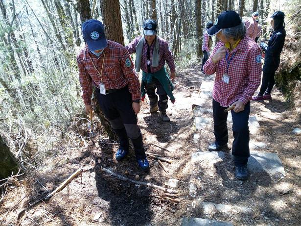 林金龍老師（左二）協助國家公園管理處進行步道維修。(林金龍老師提供)