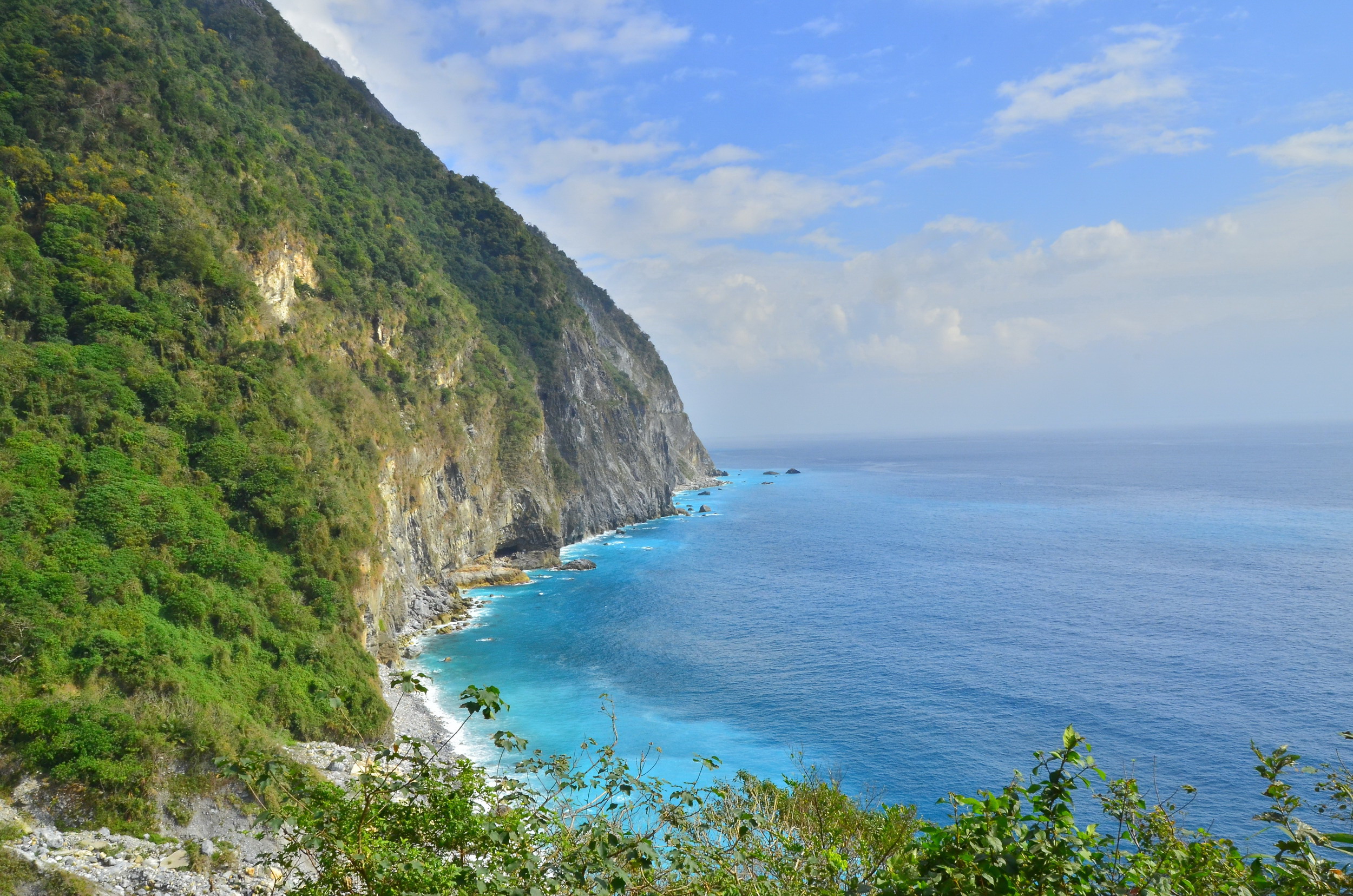 海天一色以及山海對峙下的清水斷崖(林茂耀攝)。